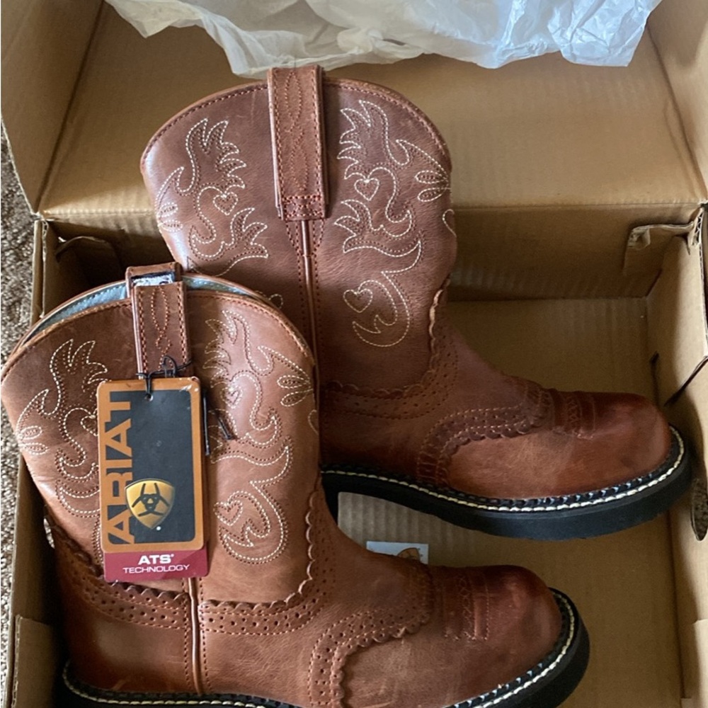 Ariat Brown Leather Western Boots Fatbaby saddle fatbaby toe 8” height. NIB 7